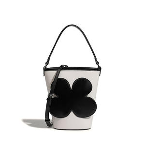 Sac seau noir et blanc de vente directe d'usine avec décoration de trèfle à quatre feuilles, sac pour femme simple et à la mode - Product Image 2