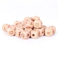 Personnalisé 10MM 12MM Laser Gravé Dés Bois Couleur Hêtre Carré Cube En Bois Anglais Alphabet Lettre Perles Avec Trou