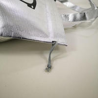 Sacs cadeaux promotionnels en tissu métallisé argenté personnalisables et réutilisables avec logo pour lunettes de mode