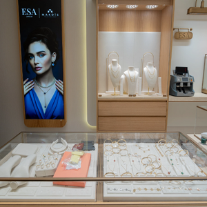 Armoire de présentation en verre luxueux avec cadre doré, éclairage LED, forme d'arc, dimensions personnalisables et résistante - Product Image 2