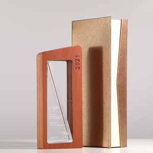 Trofeo de Madera Maciza Personalizado con Interior de Cristal Tallado, Premio Inmobiliario Creativo con Grabado de Montaña para Presentación - Product Image 4
