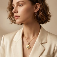 Collier pendentif fleur en argent sterling S925 plaqué or 14 carats brossé avec moissanite incrustée pour femme, idéal pour les fiançailles et les soirées