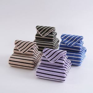 Serviette de Bain en Velours Corail Rayé Tricoté, Douce, Absorbante, Épaisse, Séchage Rapide, Personnalisable avec Logo pour la Maison - Vente en Gros - Product Image 1