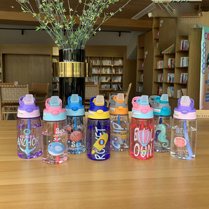 Tasse à eau en plastique sans BPA tasse de paille pour enfants de dessin animé garçon fille étudiant sangle arrière tasses pour enfants personnalisation en gros - Product Image 4