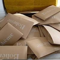 Envois postaux en papier kraft robustes, recyclables et réutilisables, imprimés avec un logo personnalisé pour l'expédition de vêtements et d'accessoires