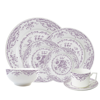 Service de table en céramique vintage violet à motifs floraux, assiettes en porcelaine fine de différentes formes, tasses à café et soucoupes, ensemble de vaisselle