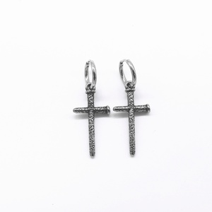 Pendientes de aro Huggie para hombre de acero inoxidable 316L, chapados en oro, hipoalergénicos, con dije de cruz texturizado y envejecido, estilo vintage, para regalo. - Product Image 5