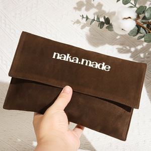 Échantillon gratuit, enveloppe en velours brun imprimé avec logo personnalisé, sac à bijoux cadeau pour les cheveux, emballage d'enveloppe en faux daim de luxe, pochette anti-poussière - Product Image 1