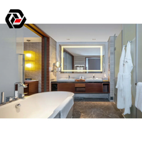 Suite de chambre d'hôtel complète et personnalisée, mobilier haut de gamme minimaliste 5 étoiles avec vue panoramique sur la mer, du sol au plafond