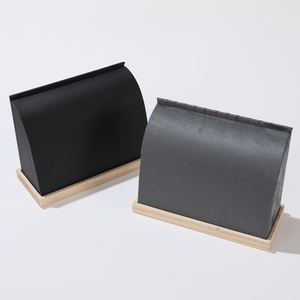 Lot de présentoirs à bijoux modernes en bois et velours pour colliers et pendentifs, accessoires de présentation de bijoux en cuir personnalisables et élégants avec logo - Product Image 4