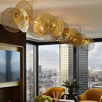 Lustre en aluminium à ventilateur creux empilé verticalement pour grands projets, lampe suspendue d'ingénierie pour escalier en colimaçon d'hôtel de luxe à plafond haut