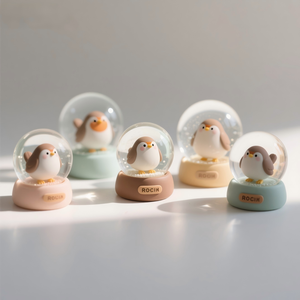 Globo d'Acqua con Uccellino Rondine in Resina, Mini Globo di Neve 3D Dipinto a Mano <span class=keywords><strong>per</strong></span> Decorazione Scrivania, Regalo Creativo con Animali <span class=keywords><strong>per</strong></span> Bambini e <span class=keywords><strong>Adulti</strong></span> - Product Image 1