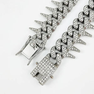 <span class=keywords><strong>ปลอกคอ</strong></span>สัตว์เลี้ยงแบบ Cuban Link ขนาด 20 มม. ประดับ<span class=keywords><strong>หนาม</strong></span>แหลมสีทอง พร้อมหัวเข็มขัดแบบ Jewelry Grade สำหรับสุนัขและแมว - Product Image 4