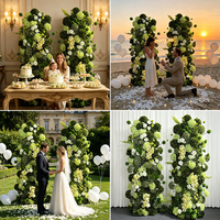 Piliers floraux artificiels vert foncé et vert clair effet ombré pour la décoration d'entrée de mariage sur le thème de la forêt