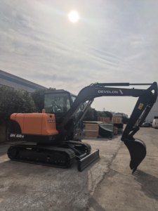 Miniexcavadora Doosan DX60D de 6 Toneladas para Trabajos de Paisajismo - Product Image 1