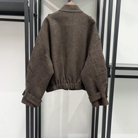 Ensemble deux pièces OUDINA tendance pour femme : veste en mélange de laine à col montant marron foncé et jupe courte à chevrons pour l'hiver