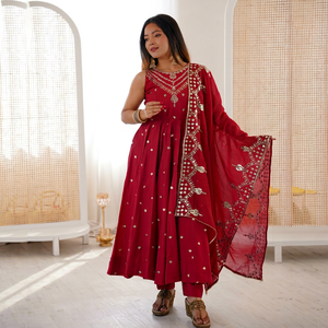 Conjunto de Kurta y Pantalón Rojo Tradicional Indio-Pakistaní para Mujer con Dupatta, Corte Holgado hasta el Tobillo, Traje para Boda - Product Image 1