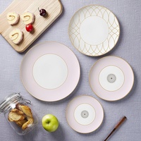 Vaisselle en céramique géométrique rose et blanche avec des lignes dorées, élégant service de vaisselle en porcelaine pour les dîners raffinés et les réceptions de mariage
