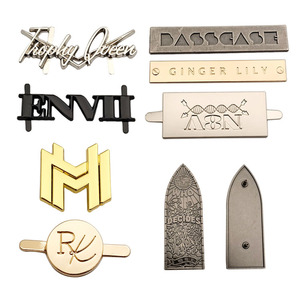 Túi Xách Phụ Kiện dập nổi tên vàng Logo tùy chỉnh tấm kim loại Thẻ Nhãn với móc - Product Image 4