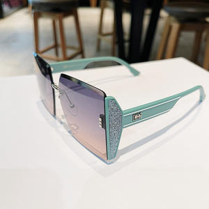H3-7934 แว่นกันแดดทรงสี่เหลี่ยมไร้กรอบ UV400 กรอบโลหะเลนส์พีซีผู้หญิงแฟชั่นแว่นกันแดดประเภท 3 สีเขียว - Product Image 3
