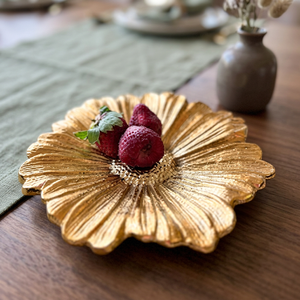 Assiette décorative en métal en forme de fleur, faite à la main, polie, style glamour, pour les fêtes - Product Image 2