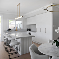 Meubles de cuisine sur mesure en gros, design simple et plat, armoires modulaires avec îlot cannelé et bandes LED intégrées pour la maison