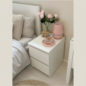 Limpia la mesita de noche blanca de dos cajones para un aspecto de dormitorio brillante. Disponible a precios de mayorista. - Product Image 1