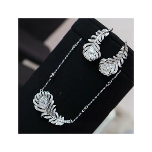 Venta al por mayor LAVINA Vintage Tai plata pluma colgante collar Unisex lujo rodio chapado con circón piedra principal 16 pulgadas - Product Image 1