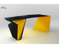 Bureau de bureau en surface solide avec design de cloison en forme de S à l'avant