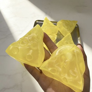 Origineel feestelijk stressverlichtend cadeau: transparante honingdriehoek kaas squishy speelgoed van kokosolie, vaseline en maltose, niet-terugverende knijpfiguur - Product Image 4
