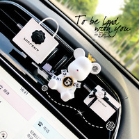 Vente en gros MOQ 1 pièce |   Clip de ventilation pour voiture Camélia Rose à la française |   Diffuseur Mignon en Forme d'Ours Couronné |   Diffuseur d'air automatique en plâtre élégant et luxueux