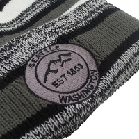 Gorros de punto a rayas de moda con puño y pompón, gorras deportivas para exteriores con logotipo personalizado al por mayor, gorras con bordado de parche para mujer