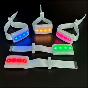 Pulsera Luminosa con Control Remoto de 433MHz, 15 Colores LED, Alcance de 800m, Accesorio Portátil para Fiestas, Diseño Creativo y Moderno - Product Image 1