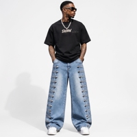 DIZNEW Jean Homme Bleu Clair Coupe Large 12 Rivets Concho Gravés Détail Fermeture Éclair Rangée Motif Floral Totem Gaufré Unisexe Luxe Streetwear Personnalisé OEM