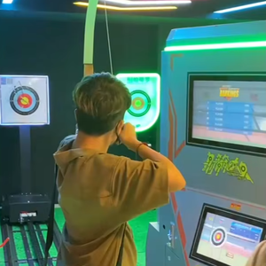 Vier Bogenschießen-Experten spielen ein Indoor-Bogens chieß spiel, ein Remote Precision Archery Sling shot-Spiel - Product Image 1