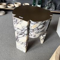 Table basse ronde en marbre blanc sur mesure, base en dalle de pierre veinée grise, mobilier de salon moderne et luxueux