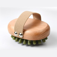 Brosse de massage du cuir chevelu en jade naturel avec logo personnalisé avec outil de drainage lymphatique en bois de hêtre de qualité supérieure vert et blanc