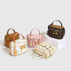Sac à main décontracté pour femme haut de gamme et tendance avec fermeture éclair, doublure intérieure en polyester et décoration chaîne - Product Image 1