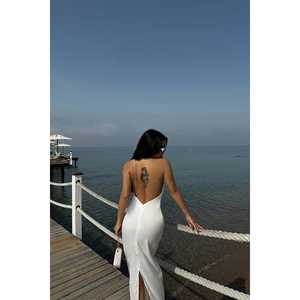 ชุดราตรีสีขาวเรียบง่ายพร้อมดีเทลด้านหลังที่ประณีต - Product Image 1