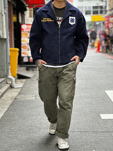Veste en velours côtelé rétro OEM avec broderie trèfle, style workwear décontracté pour jeunes, streetwear <span class=keywords><strong>marine</strong></span> - Product Image 3