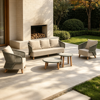 Ensemble de canapé modulaire DWOO en aluminium avec accoudoirs incurvés et table ronde assortie pour l'aménagement de salons extérieurs en resort