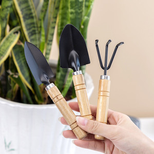 Juego de 3 herramientas de jardinería miniatura con mango de madera: pala, rastrillo y azadón para jardinería doméstica - Product Image 1