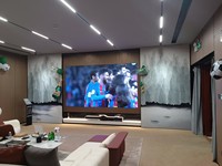 Sala privada de cine en casa inteligente de tamaño completo con colores vibrantes y sonido completo con pizarra electrónica interactiva