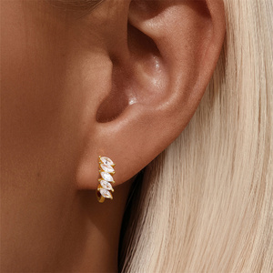 Pendientes de Aro con Zirconia Incrustada en Forma de U, Diseño de Caballo Geométrico, Brillantes, para Uso Diario - Product Image 5