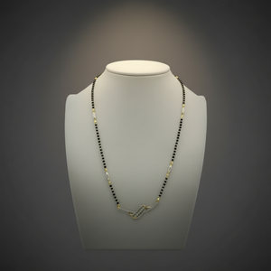 Elegante Collar con Colgante Curvo para Uso Diario y Ocasiones Especiales, Mangalsutra con Cuentas Negras, Estilo Dorado y Diamantes - Product Image 2