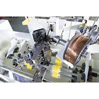 Machine à piquer semi-automatique à double pièce pour la fabrication de boîtes en carton ondulé