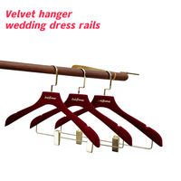 Cintres pour robes de mariée, cintres en velours de haute qualité, cintres en soie rouge. Convient aux magasins de mariage et aux magasins de vêtements de cérémonie.