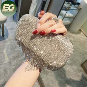 EB1338 Splendida Borsa da Sera con Cristalli e Nappe per Donna, Pochette da Sposa/Festa, <span class=keywords><strong>Argento</strong></span>/Oro con Frange di Perline e Chiusura Magnetica a Tracolla - Product Image 1