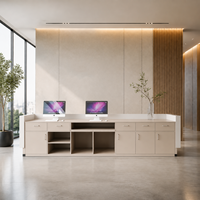 Bureau d'accueil de style minimaliste moderne et luxueux avec logo lumineux, idéal pour les services de conception dans les halls d'entreprise