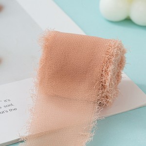 <span class=keywords><strong>Nastro</strong></span> in Chiffon Multicolore Boho 4cm 5 Metri con Bordo Sfrangiato per Bouquet da Sposa e Decorazioni Regalo - Product Image 3